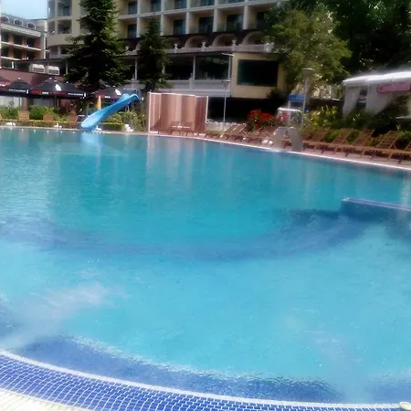 In Admiral Plaza Slăntjev Brjag